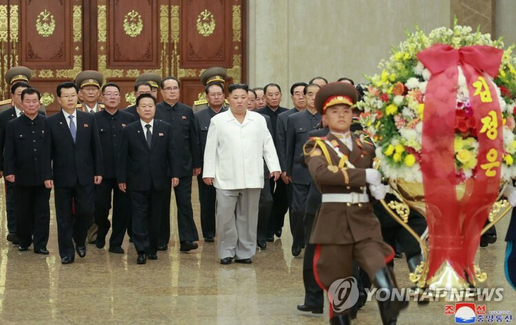 Lãnh đạo Triều Tiên Kim Jong Un (áo trắng) đến viếng Cung điện Mặt trời Kumsusan hồi tháng 10-2019 - Ảnh: KCNA