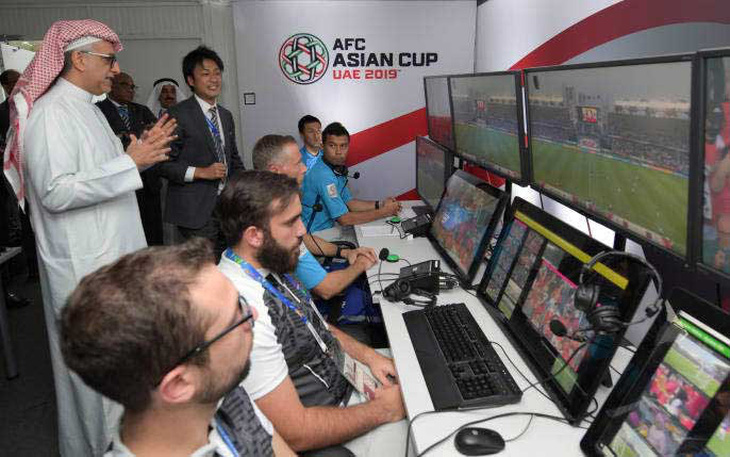 Đối mặt công nghệ VAR: Các cầu thủ U23 Việt Nam phải cẩn trọng - Ảnh 1.