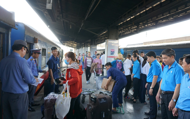 Nhiều khách trễ tàu về quê ở ga Sài Gòn