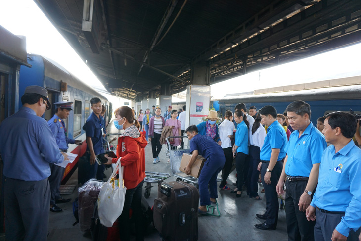 Nhiều khách trễ tàu về quê ở ga Sài Gòn - Ảnh 1.
