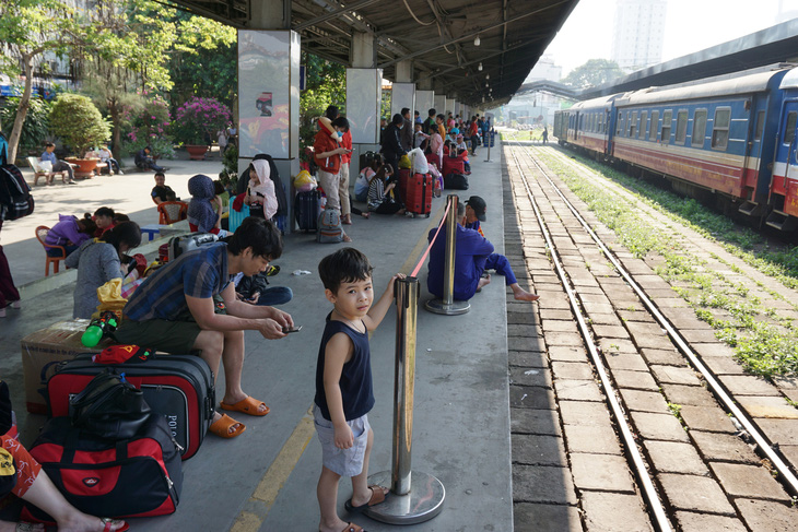 Nhiều khách trễ tàu về quê ở ga Sài Gòn - Ảnh 2.