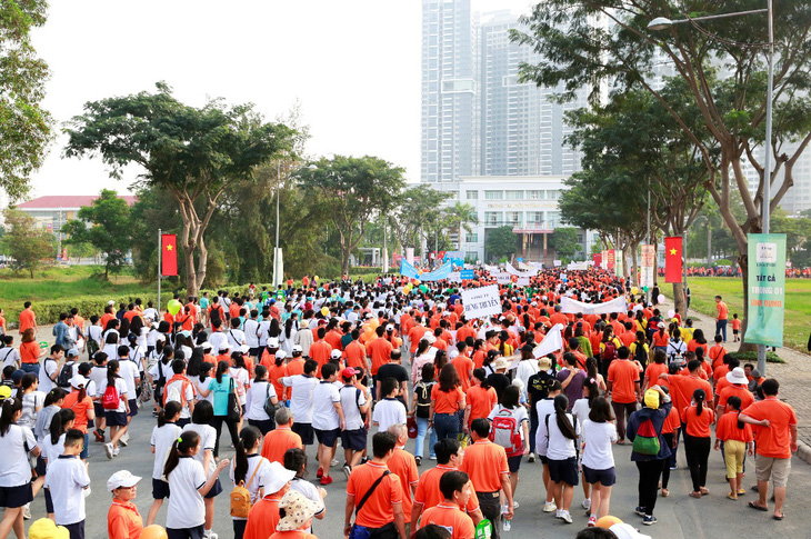 Gần 15.000 người tham gia đi bộ ủng hộ người nghèo - Ảnh 4.