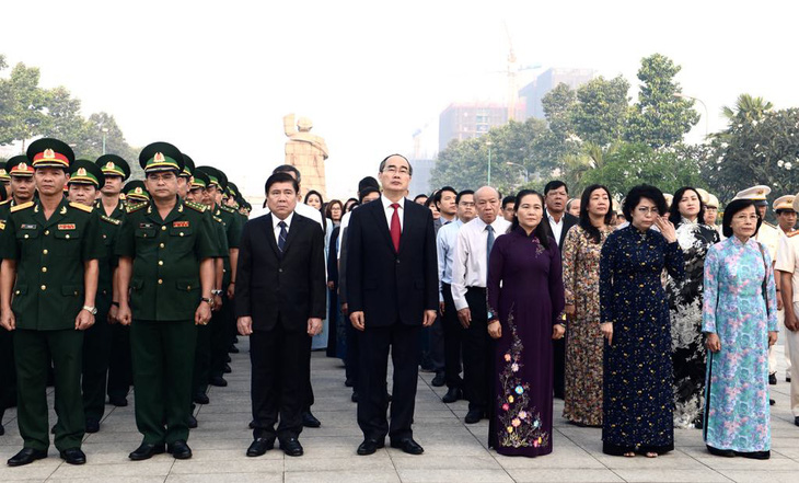 Lãnh đạo TP.HCM viếng nghĩa trang liệt sĩ TP nhân dịp tết Canh Tý - Ảnh 1.