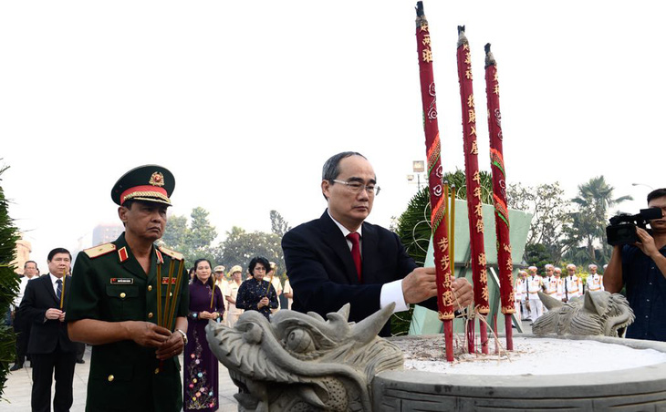 Lãnh đạo TP.HCM viếng nghĩa trang liệt sĩ TP nhân dịp tết Canh Tý - Ảnh 2.