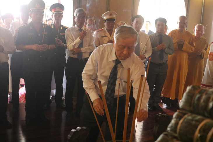 Lãnh đạo TP.HCM dâng hương Chủ tịch Hồ Chí Minh và Chủ tịch Tôn Đức Thắng - Ảnh 3.