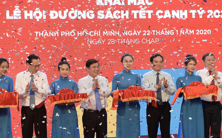 TP.HCM khai mạc lễ hội đường sách Tết Canh Tý 2020 - Ảnh 1.