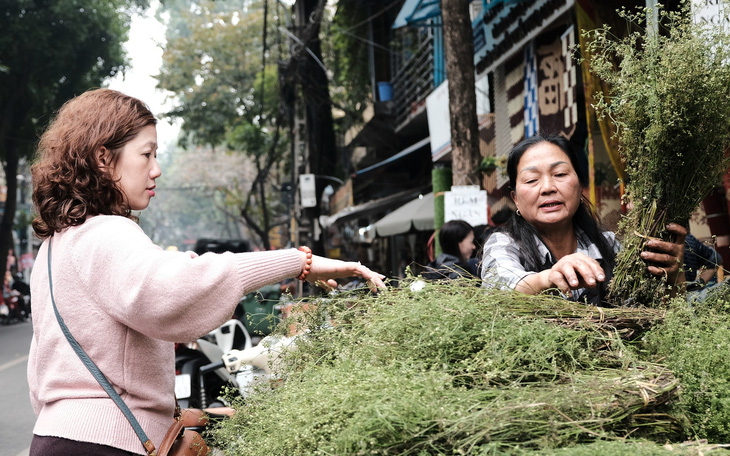 Người Hà Nội chen chân trong phiên chợ cuối cùng của năm