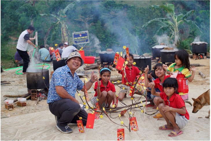 Bánh tét cho trẻ em người Cor đón tết - Ảnh 1.