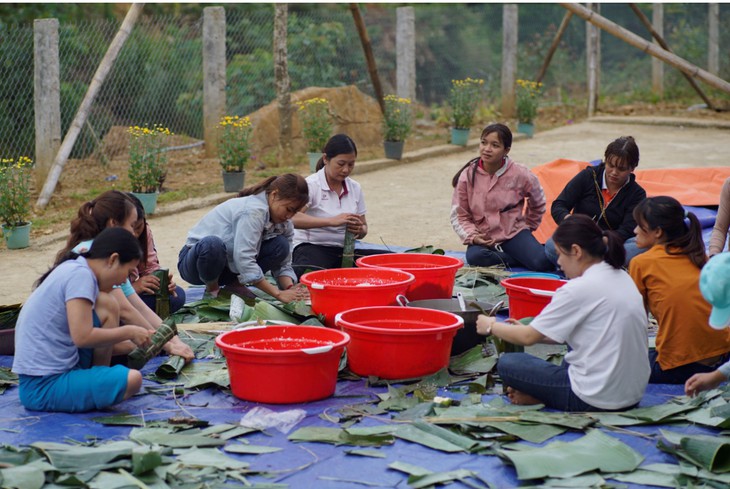 Bánh tét cho trẻ em người Cor đón tết - Ảnh 4.