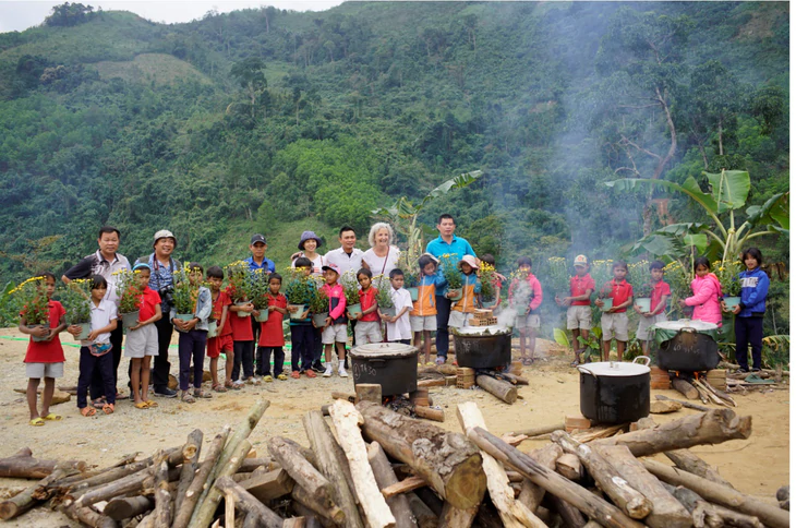 Bánh tét cho trẻ em người Cor đón tết - Ảnh 6.
