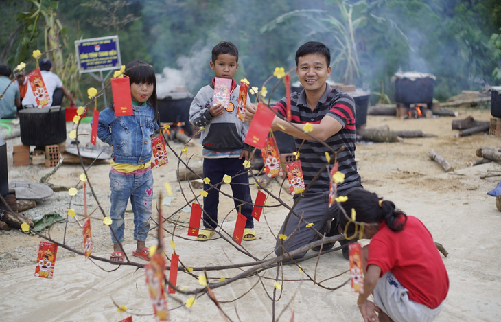 Bánh tét cho trẻ em người Cor đón tết - Ảnh 5.