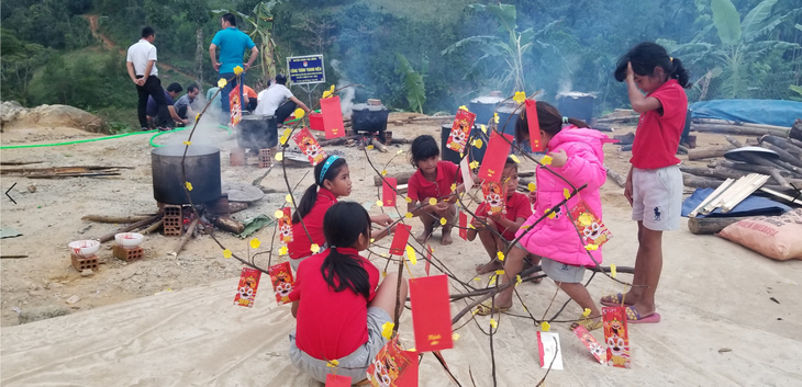 Bánh tét cho trẻ em người Cor đón tết - Ảnh 3.