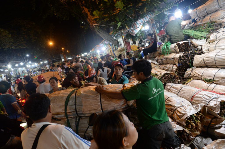 Bẻ lái phút chót, chợ hoa lớn nhất Sài Gòn thoát thất thủ - Ảnh 1.