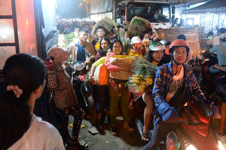 Bẻ lái phút chót, chợ hoa lớn nhất Sài Gòn thoát thất thủ - Ảnh 4.
