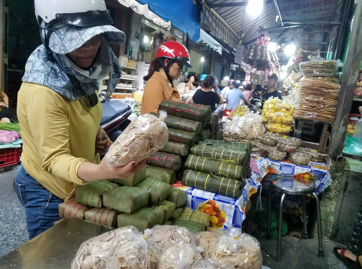 Tăng giá bán, chợ miền Trung giữa Sài Gòn vẫn tấp nập ngày cận tết - Ảnh 2.