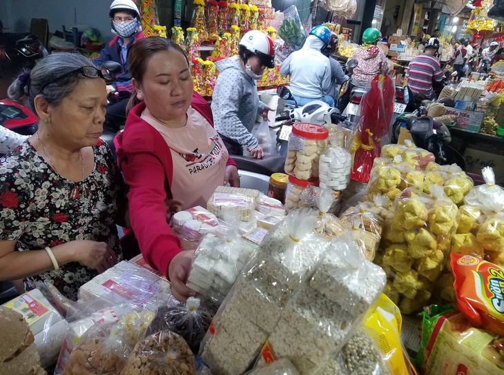 Tăng giá bán, chợ miền Trung giữa Sài Gòn vẫn tấp nập ngày cận tết - Ảnh 1.