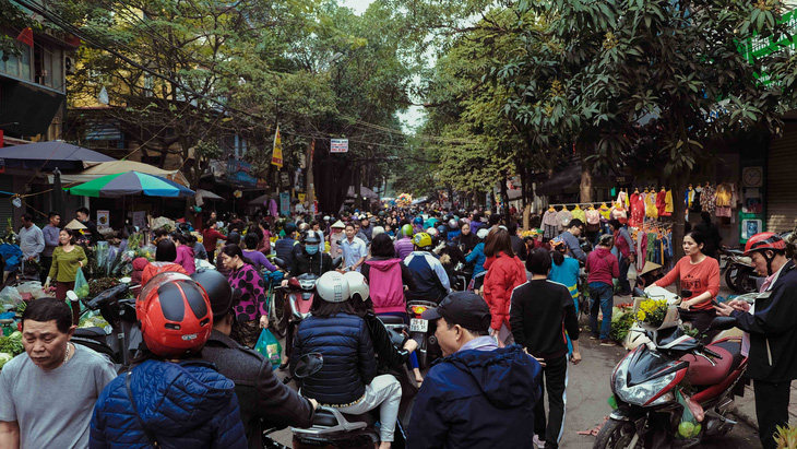 Người Hà Nội chen chân trong phiên chợ cuối cùng của năm - Ảnh 4.