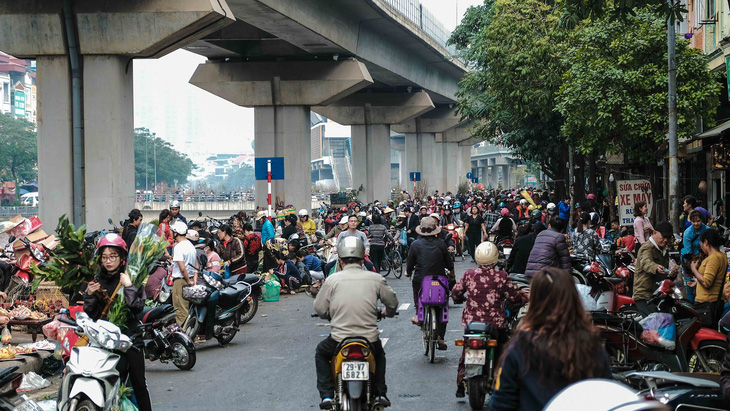 Người Hà Nội chen chân trong phiên chợ cuối cùng của năm - Ảnh 10.