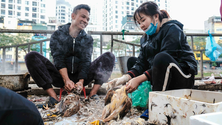 Người Hà Nội chen chân trong phiên chợ cuối cùng của năm - Ảnh 7.