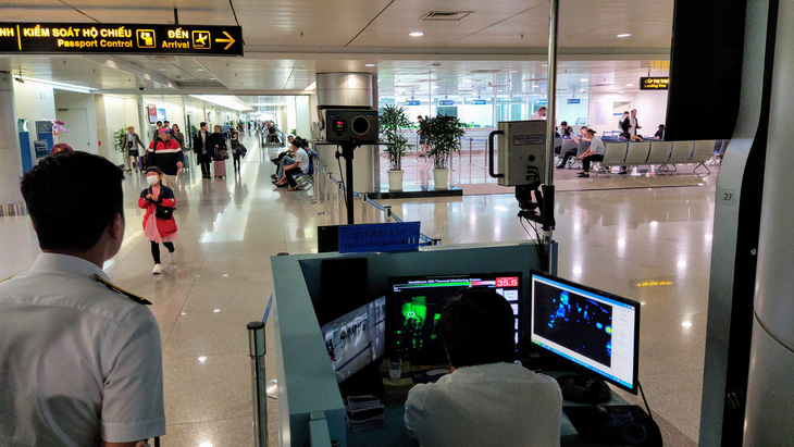 Sân bay Tân Sơn Nhất kiểm soát chặt hành khách từ Vũ Hán - Ảnh 3.