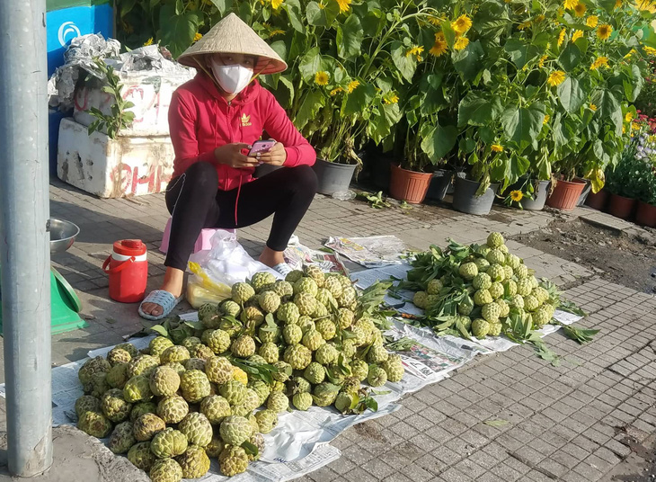 Sáng 30 tết: khách đến siêu thị và chợ không đông, nhiều mặt hàng giảm giá bán - Ảnh 12.