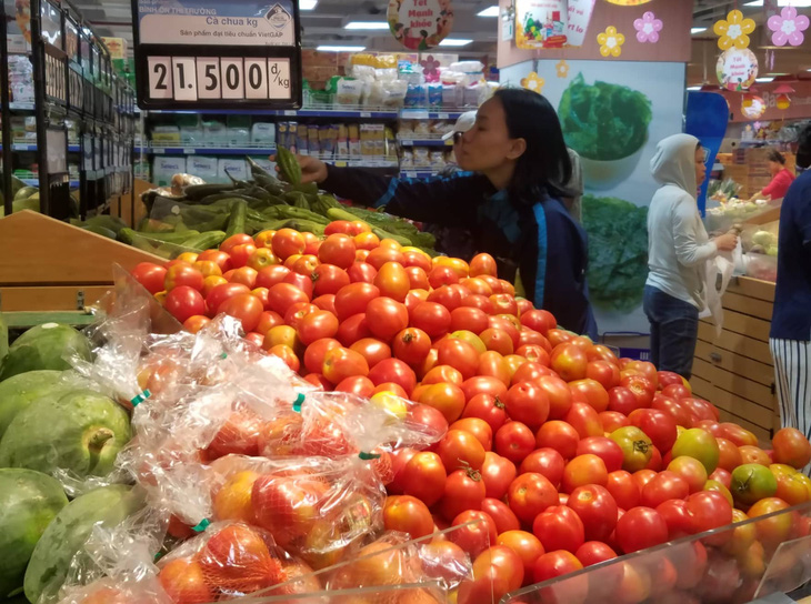 Sáng 30 tết: khách đến siêu thị và chợ không đông, nhiều mặt hàng giảm giá bán - Ảnh 5.