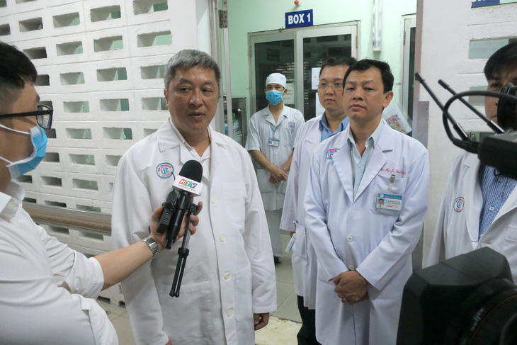 Thứ trưởng Bộ Y tế kiểm tra khu vực phòng chống lây nhiễm ở Bệnh viện Chợ Rẫy - Ảnh 1.