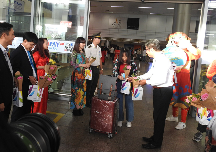 Đà Nẵng đón 120 khách du lịch đầu tiên năm mới Canh Tý 2020 - Ảnh 1.
