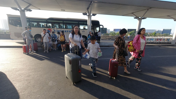 Kéo vali đi chơi từ mùng 1 tết, tour Trung Quốc bị hủy vì virus corona - Ảnh 1.