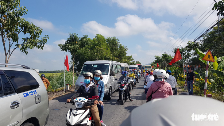 Hàng trăm ngàn xe cộ du xuân kẹt hơn 2 cây số trên quốc lộ 91 - Ảnh 2.