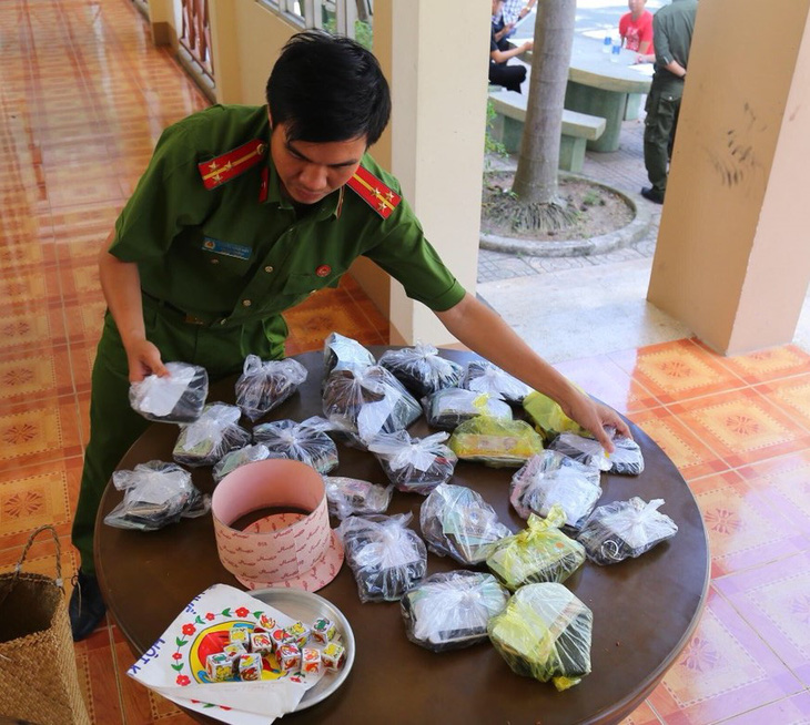 Đầu năm, hàng chục người bị công an “đột kích” trên trường gà - Ảnh 1.