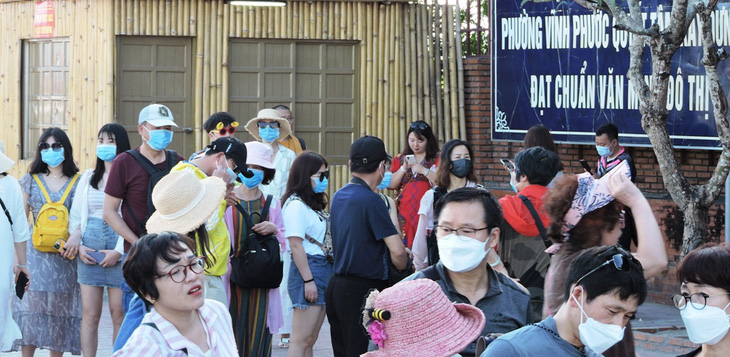 Sợ virus corona, khách Trung Quốc bịt kín khẩu trang ở Khánh Hòa - Ảnh 1.