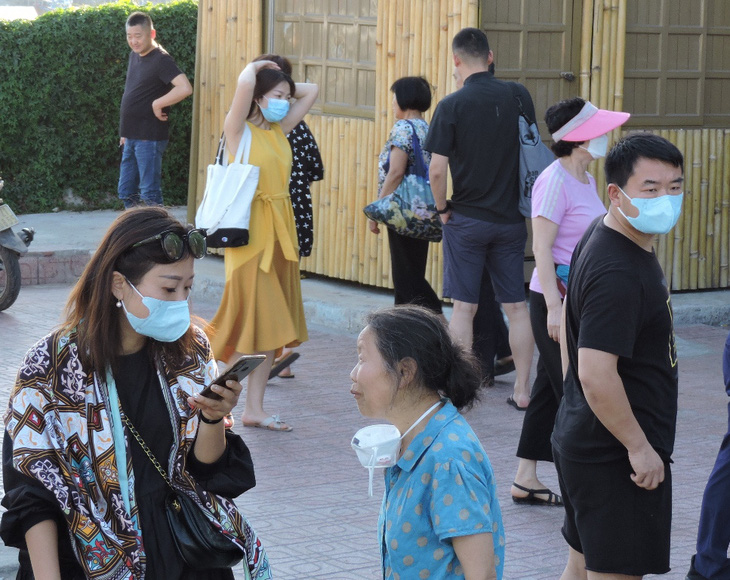 Sợ virus corona, khách Trung Quốc bịt kín khẩu trang ở Khánh Hòa - Ảnh 3.