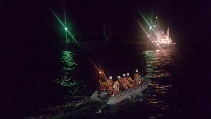 Ra khơi cứu thuyền viên Thái Lan gặp nạn ngay mùng 1 tết - Ảnh 2.