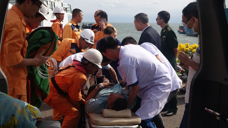 Ra khơi cứu thuyền viên Thái Lan gặp nạn ngay mùng 1 tết - Ảnh 3.