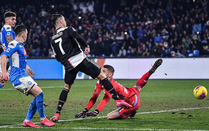 Ronaldo ghi bàn nhưng Juventus vẫn bại trận