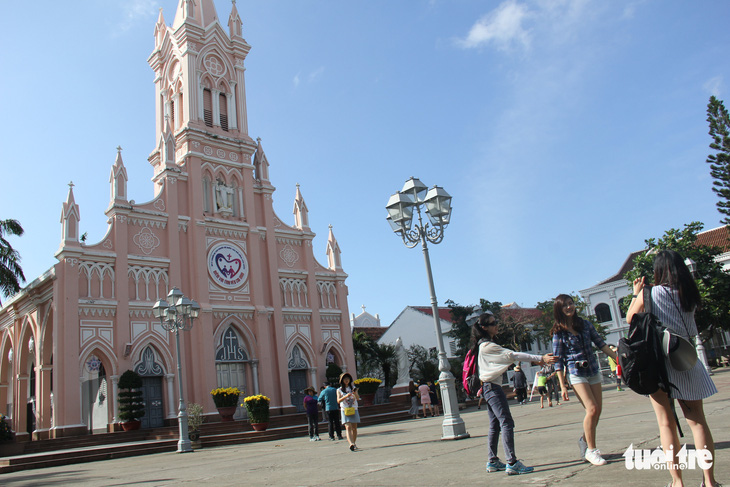 Nhà thờ Chính tòa Đà Nẵng đóng cửa, không nhận khách tham quan do lo ngại dịch corona - Ảnh 1.