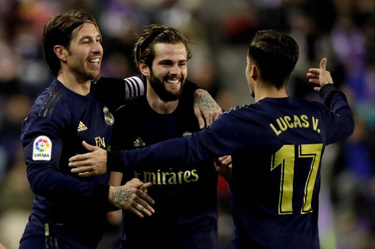 Nacho lập công giúp Real Madrid vượt mặt Barca chiếm ngôi đầu bảng - Ảnh 1.