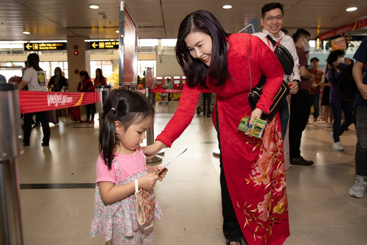 Dàn lãnh đạo Vietjet bất ngờ xuống sân bay chào đón hành khách năm mới - Ảnh 2.