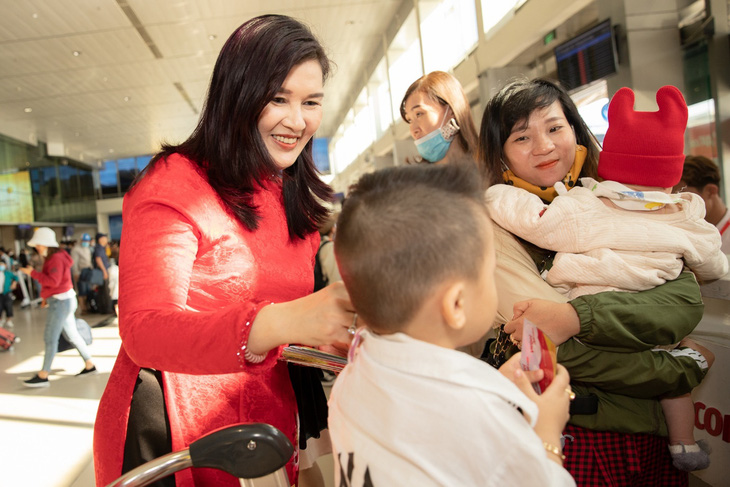 Dàn lãnh đạo Vietjet bất ngờ xuống sân bay chào đón hành khách năm mới - Ảnh 4.
