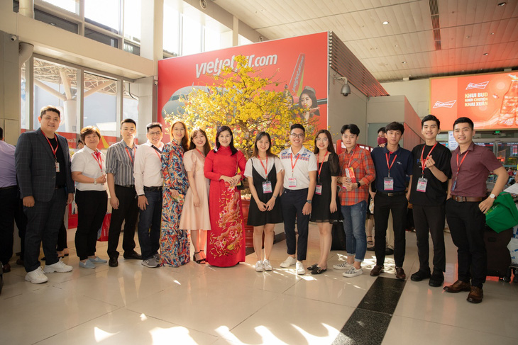 Dàn lãnh đạo Vietjet bất ngờ xuống sân bay chào đón hành khách năm mới - Ảnh 5.