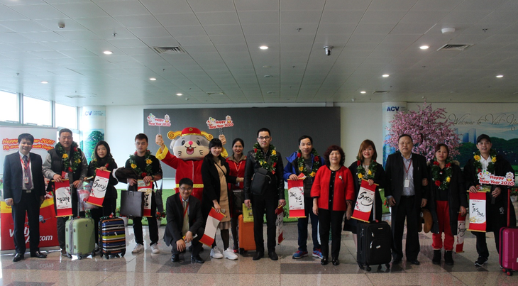 Dàn lãnh đạo Vietjet bất ngờ xuống sân bay chào đón hành khách năm mới - Ảnh 7.