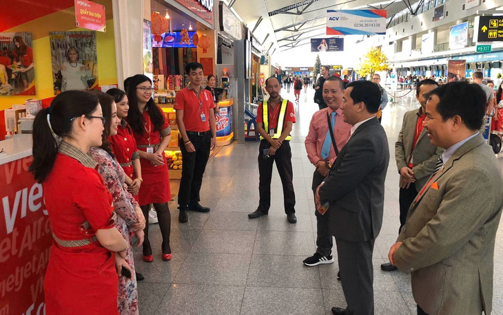 Dàn lãnh đạo Vietjet bất ngờ xuống sân bay chào đón hành khách năm mới - Ảnh 12.