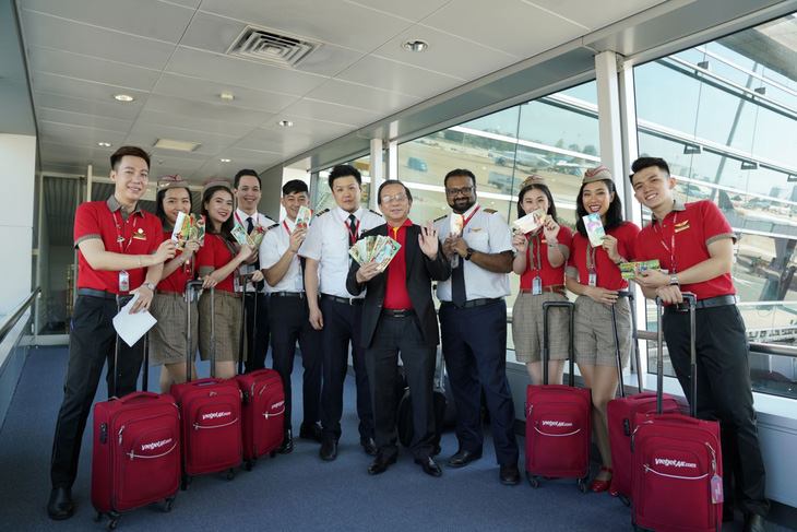 Dàn lãnh đạo Vietjet bất ngờ xuống sân bay chào đón hành khách năm mới - Ảnh 13.