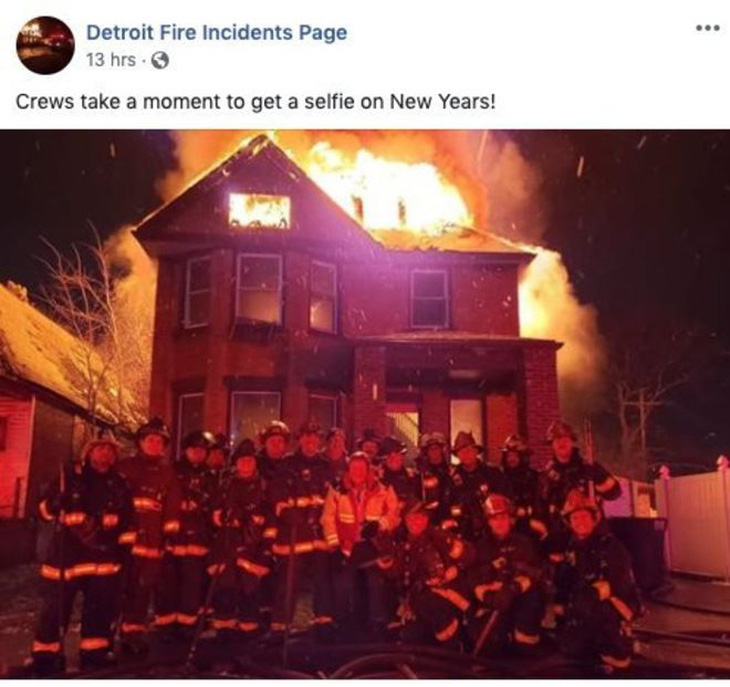 Đội cứu hỏa bị điều tra vì chụp ảnh selfie trước tòa nhà bốc cháy - Ảnh 1.