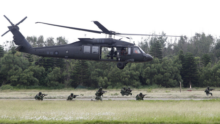 Đài Loan cho nằm đất 52 trực thăng Black Hawk sau tai nạn nhiều tướng thiệt mạng - Ảnh 1.