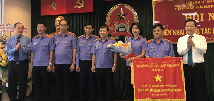 Viện Kiểm sát nhân dân TP.HCM nhận cờ thi đua của Chính phủ - Ảnh 1.