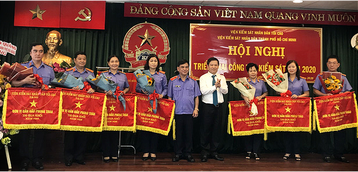 Viện Kiểm sát nhân dân TP.HCM nhận cờ thi đua của Chính phủ - Ảnh 2.