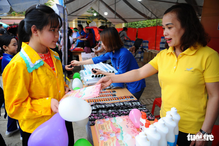 Hào hứng gói bánh chưng, đi chợ xuân 0 đồng vùng cao - Ảnh 2.