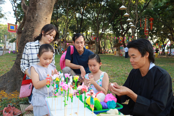 Du khách mê mẩn với những trò chơi truyền thống ở Lễ hội Tết Việt - Ảnh 1.